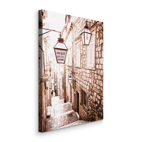 Bild Ein schmaler Durchgang zwischen den Steinfassaden