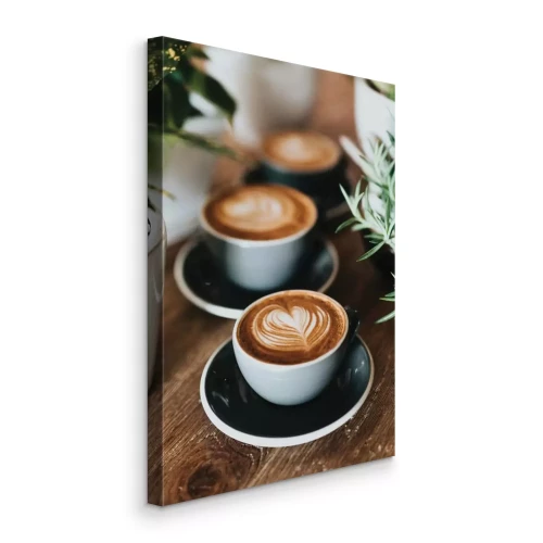 Bild Eine natürliche Atmosphäre mit Tassen Kaffee inmitten von Blumen