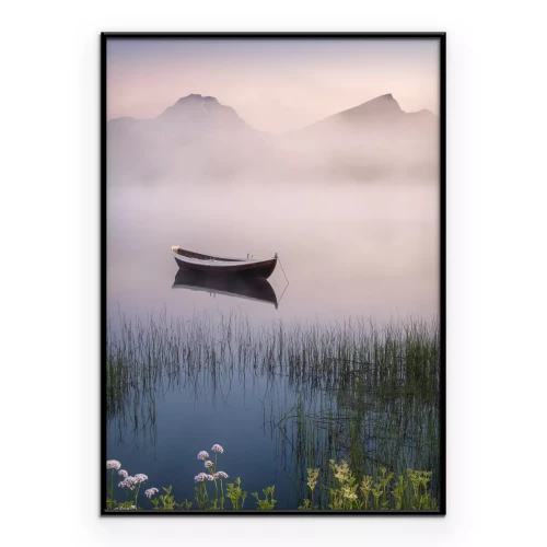 Poster Morgen in den Bergen, ein Boot im Nebel