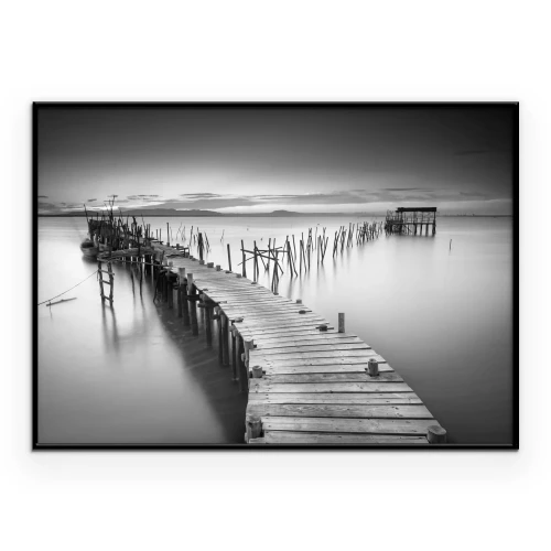 Poster Ein Steg im Wasser in Schwarzweiß