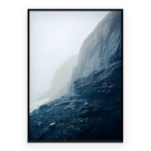 Poster Atmosphärische Klippe über dem Meer im Nebel