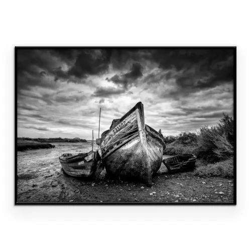 Poster Ein verlassenes Boot vor einem stürmischen Himmel