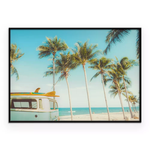 Poster Ein Wohnmobil mit Surfbrett und Palmen vor dem Meer