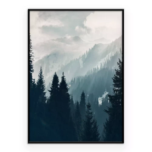 Poster Bergbäume mit milchigen Wolken