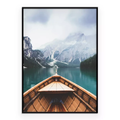 Poster Eine minimalistische Ansicht eines Bootes in den Bergen