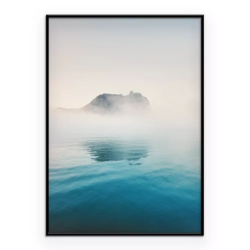 Poster Eine minimalistische Landschaft eines Sees im Nebel
