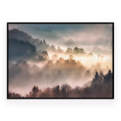 Poster Bäume einer Berglandschaft im Nebel