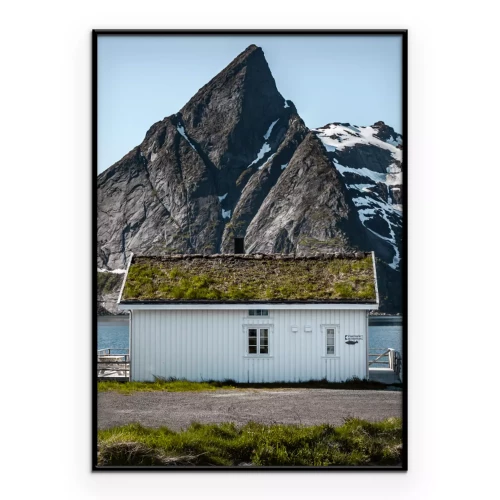 Poster Ein weißes Haus mit Bergen im Hintergrund