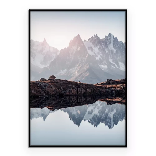 Poster Hohe, schneebedeckte Berge im Morgenlicht
