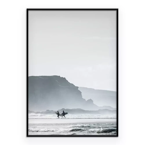Poster Surfer mit ihren Brettern an einem Strand mit einer Klippe