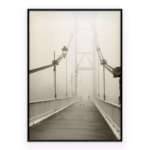 Poster Eine minimalistische Aufnahme einer Brücke im Nebel