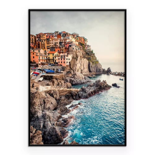 Poster Malerische Häuser an der felsigen Küste