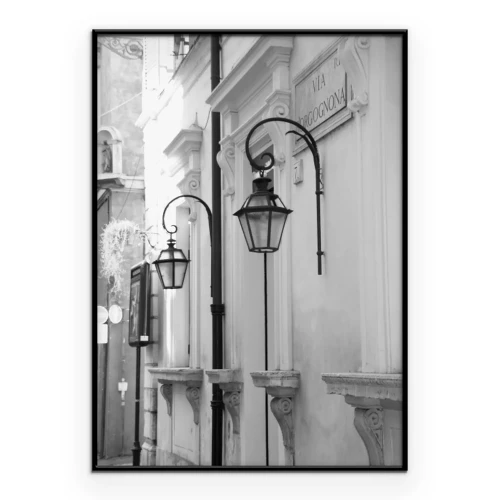 Poster Lampen in einer engen Stadtstraße