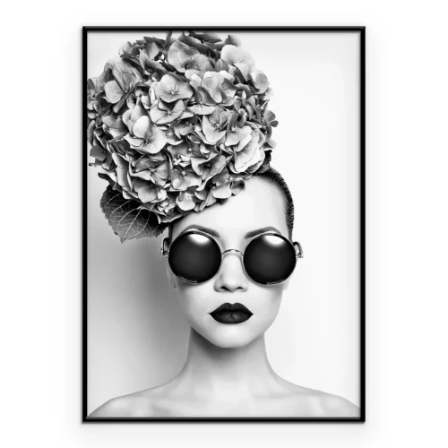 Poster Schwarz-weißes Porträt einer Frau mit Hortensienblüten