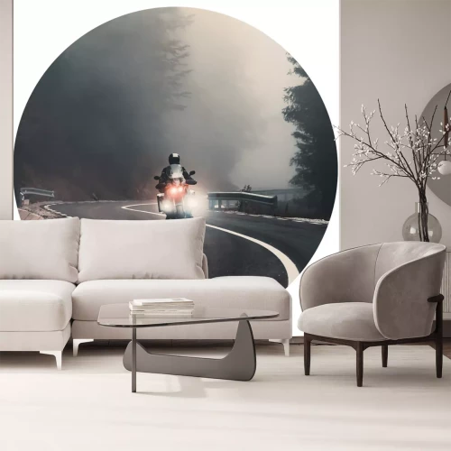 Sticker Ein Motorradfahrer auf einer Straße vor nebliger Landschaft