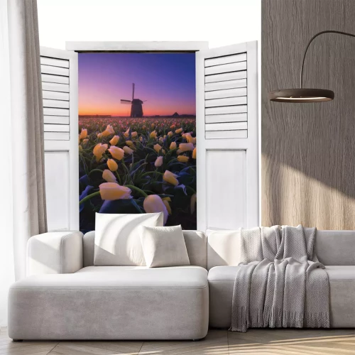 Sticker Blick auf ein niederländisches Tulpenfeld und eine Windmühle bei Sonnenuntergang