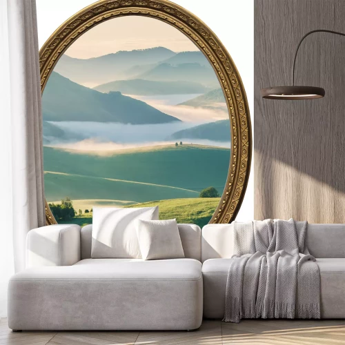 Sticker Eine neblige Landschaft mit Bergen im Nebel, eingerahmt von einem goldenen Rahmen