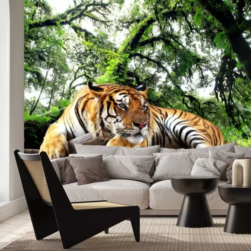 Sticker Ein Tiger ruht sich im Dschungel aus