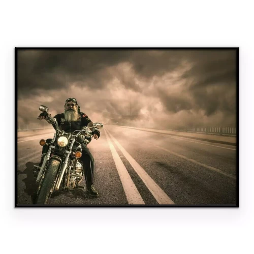 Poster Ein Motorradfahrer mit langem Bart vor einem bewölkten Himmel