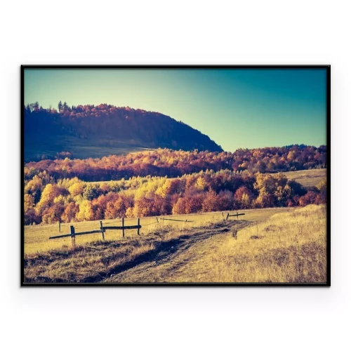 Poster Ein Dorf im Herbst, im Hintergrund erhebt sich ein Hügel.