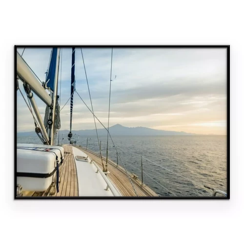 Poster Ein Segelboot auf See im Licht der untergehenden Sonne