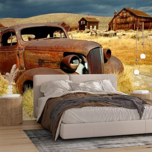 Fototapete Verrostetes Fahrzeug auf dem Feld