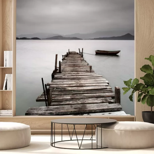 Fototapete Boot an der Mole am bewölkten Tag