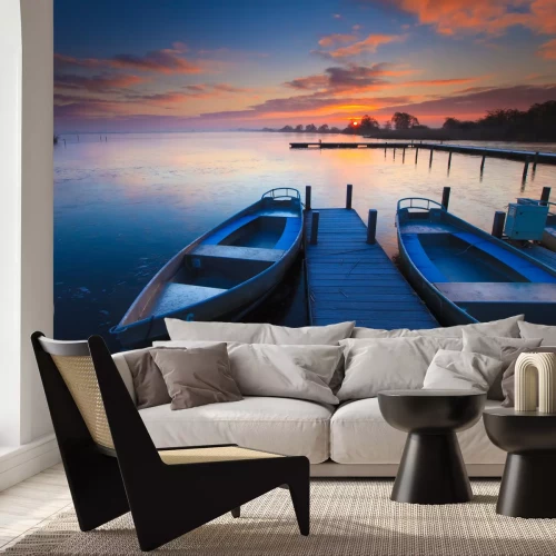 Fototapete Peaceful Sonnenaufgang mit dramatischen Himmel und Boote und eine Anlegestelle