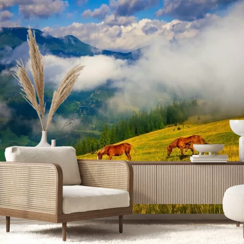 Fototapete Pferde auf der Wiese an den Bergen