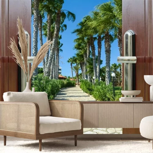 Fototapete Eine offene Tür führt zu einem palmengesäumten Gehweg