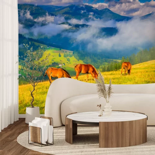 Fototapete Pferde vor dem Hintergrund der Berge im Nebel