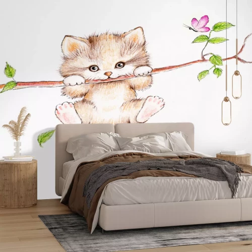 Sticker Katze für Kinder, die an einem Ast hängt, und ein rosa Schmetterling