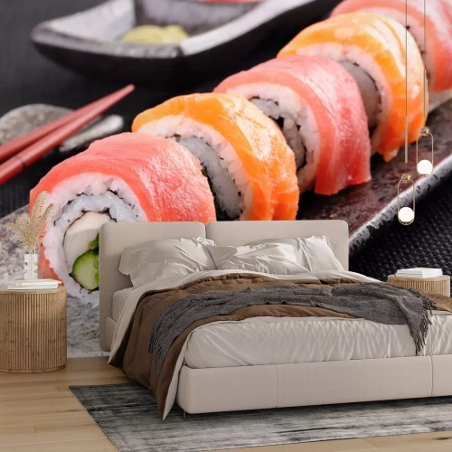 Sticker Sushi-Rollen auf einer Steinplatte