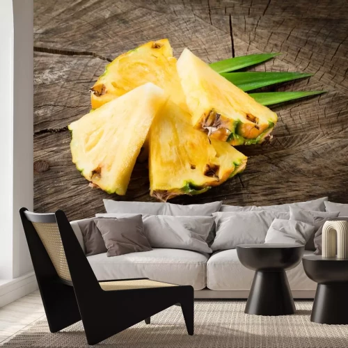 Sticker Geschnittene Ananas auf einer Holzscheibe