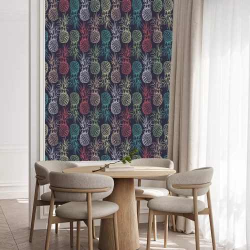 Tapete Bunte Ananas auf schwarzem Hintergrund