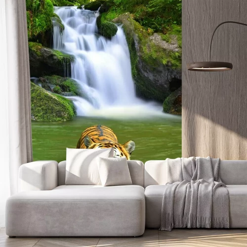 Sticker Ein Tiger schwimmt im Fluss