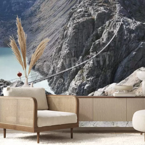 Fototapete Enge Hängebrücke in Gebirgen