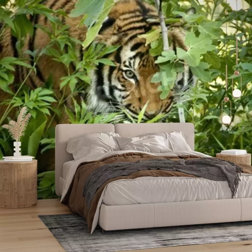 Fototapete Tiger unter grünen blättern