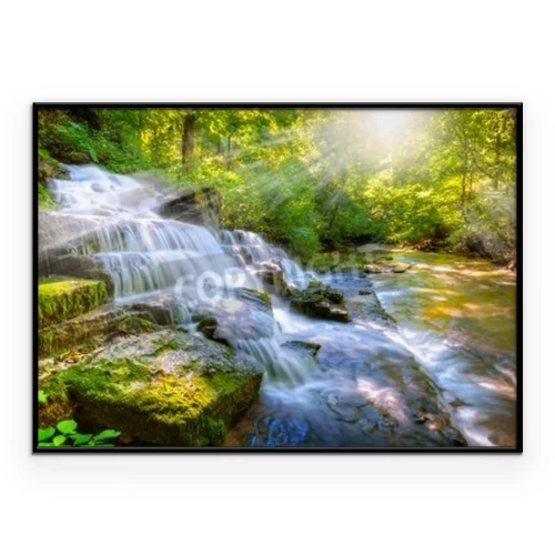 Poster Ein kleiner Waldwasserfall zwischen Felsen und Grün