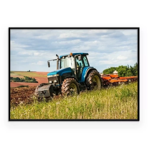Poster Ein blauer Traktor arbeitet an einem klaren Tag auf einem Feld.