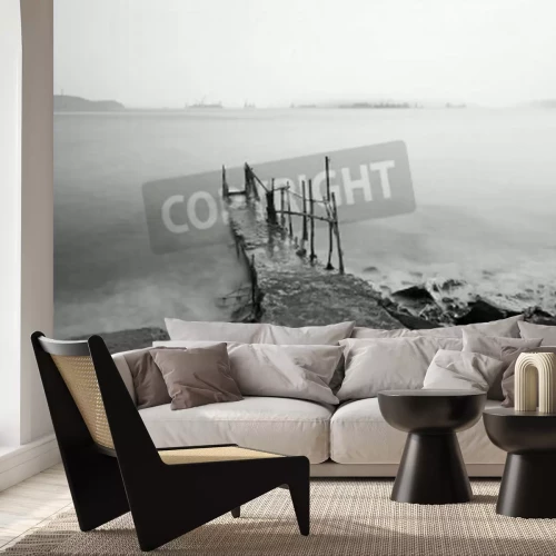 Fototapete Zerstörter schwarz-weißer Steg im Nebel