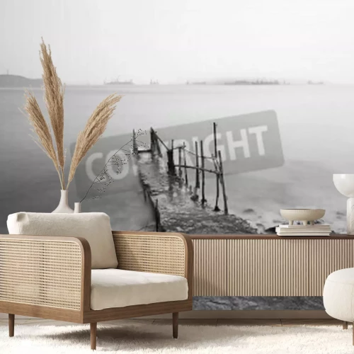 Fototapete Zerstörter schwarz-weißer Steg im Nebel