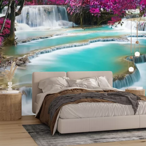 Fototapete Ein türkisfarbener Wasserfall und rosa Bäume
