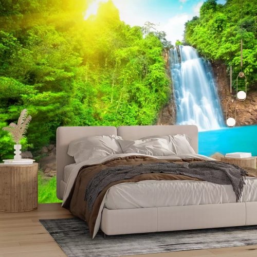 Fototapete Sonniger Wasserfall im Dschungel