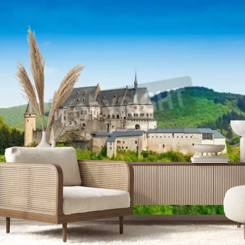 Fototapete Schloss inmitten von grünen Bergen