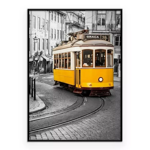 Poster Eine gelbe Retro-Straßenbahn auf einer steilen Straße in Lissabon