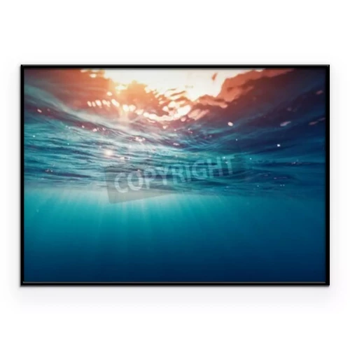 Poster Sonnenstrahlen, die durch das Wasser unter seiner Oberfläche scheinen