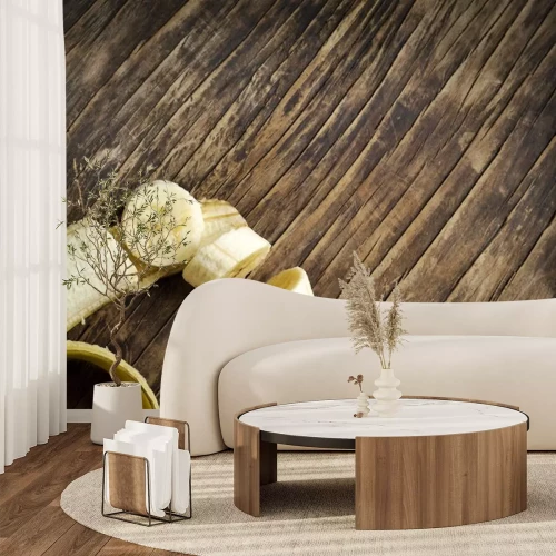 Sticker Teilweise geschnittene Banane auf dunklem Holz