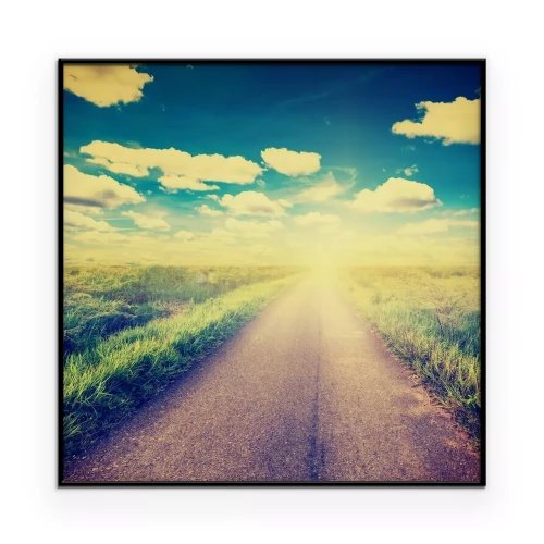 Poster Eine Landstraße, die weite Felder durchquert