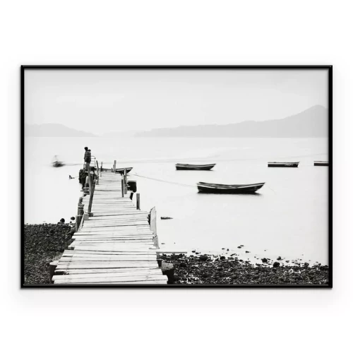 Poster Holzsteg über einem ruhigen See in Sepia